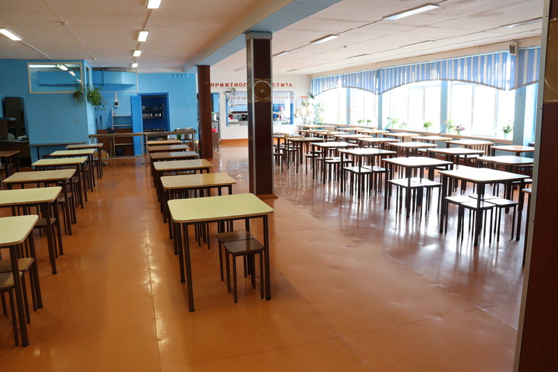 Общий зал школьной столовой
